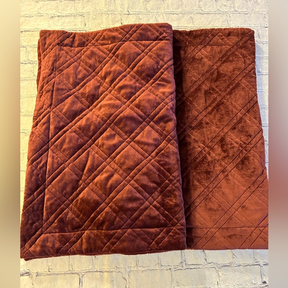 PEM AMERICA INC. BURGUNDY QUILTED PLUSH STANDARD SIZE PILLOW SHAMS (2) - Picture 2 of 6